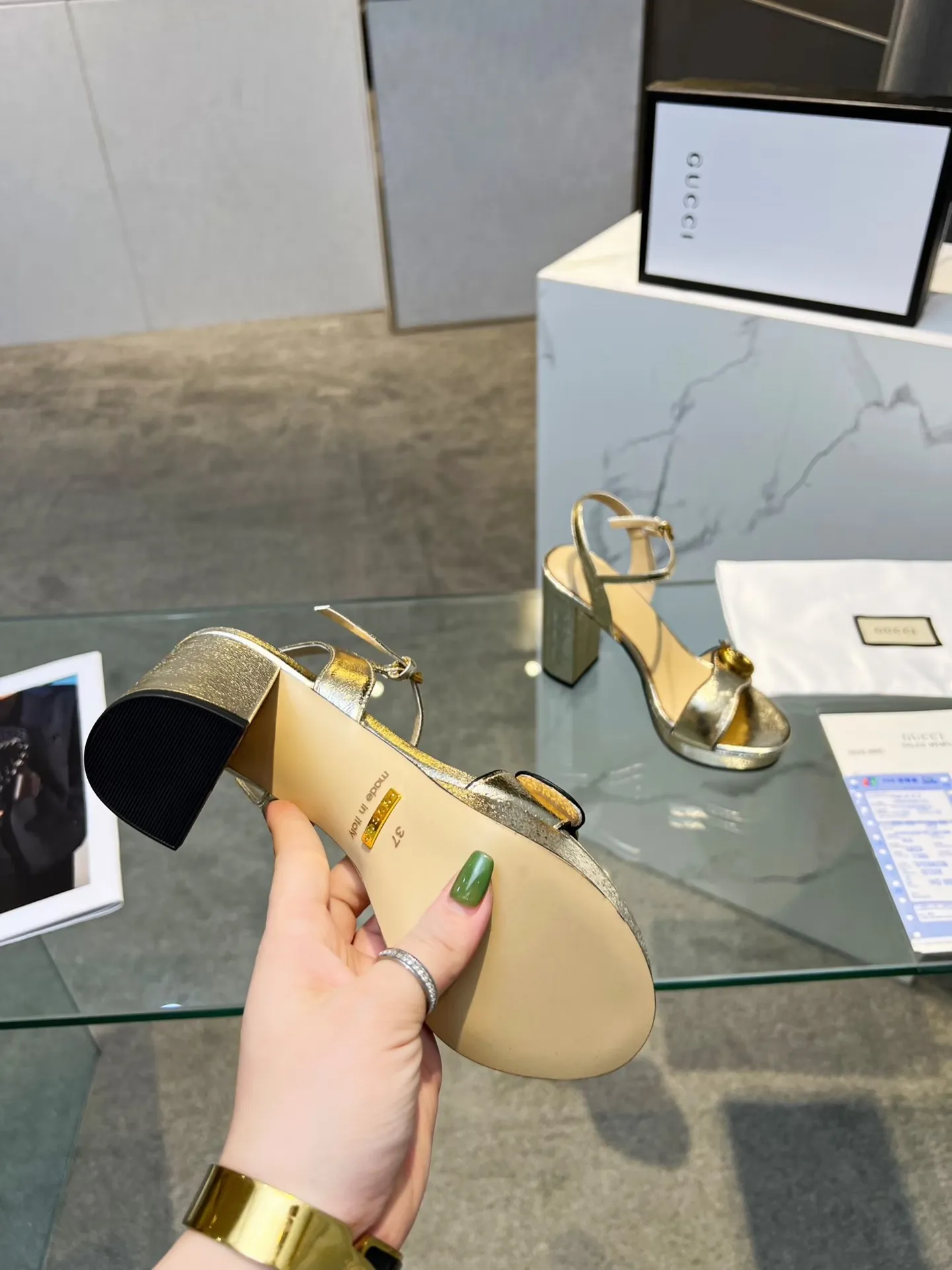 👟👟Ex-factory price 360👟👟 Gucci (GUCCI) official website 1:1 exquisite bronze buckle new summer one-line sandals. The workmanship is great and reassuring. The leather is shiny and tough. Comfortable and super comfortable to walk. It is recommended to meet the actual needs of the public and is easy to control. Fabric: first-layer cowhide. Lining/foot: sheepskin. Rubber outsole. Heel height: 10cm, waterproof platform 2.5cm. Color: gold, light gold, black, white, red. Size: 35-39 (sizes 34, 40, 41 need to be customized). Comes with receipt.